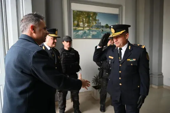 Davico acompañó el homenaje a los policías entrerrianos caídos