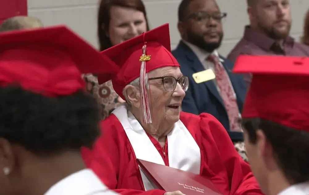 Dejó la escuela a los 13 años por la guerra y recibió su diploma a los 102: el sueño que esperó 89 años
