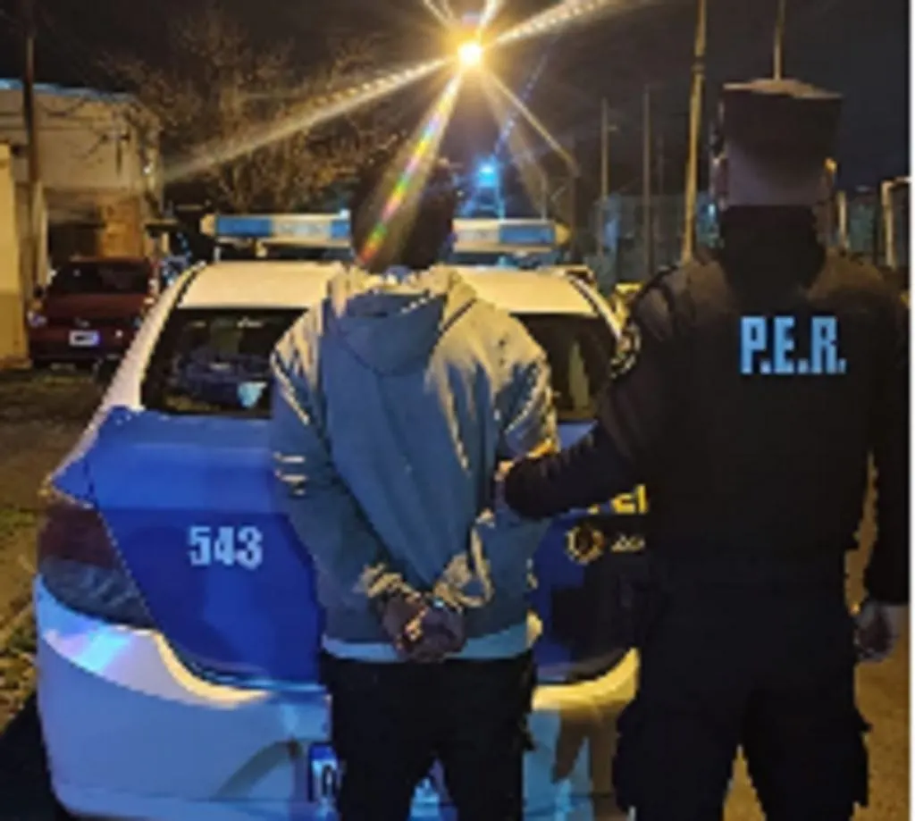 Detuvieron a hombre que robó prendas de vestir del mostrador de un comercio
