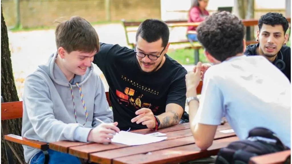 Día de la Juventud: los desafíos emocionales que atraviesan muchos jóvenes en la vida universitaria