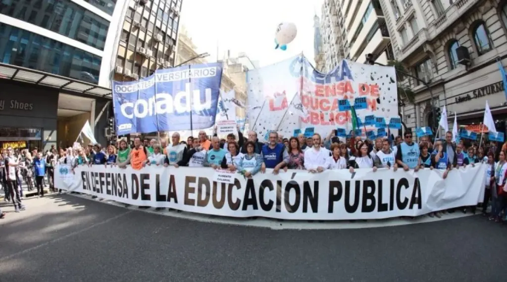 Docentes universitarios paran este miércoles por salarios y financiamiento