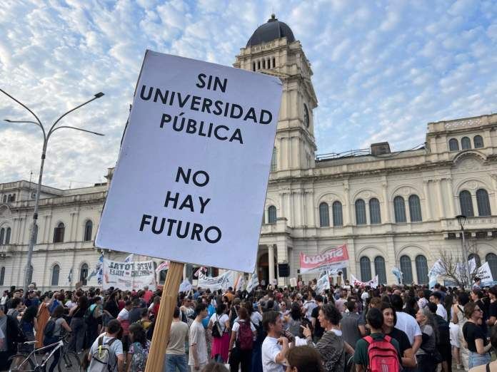 Docentes universitarios realizan paro por 24 horas este miércoles