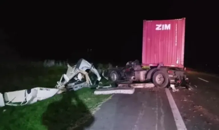 Dos camiones chocaron en la Ruta 14 y uno de los choferes fue hospitalizado