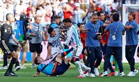 Duras sanciones de la fifa a la selección Argentina: 10 partidos a paredes y fuerte multa por la bandera de malvinas