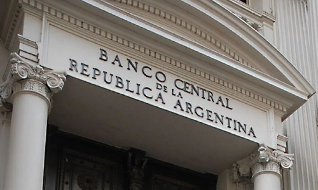 El BCRA limita tasas de tarjetas no bancarias