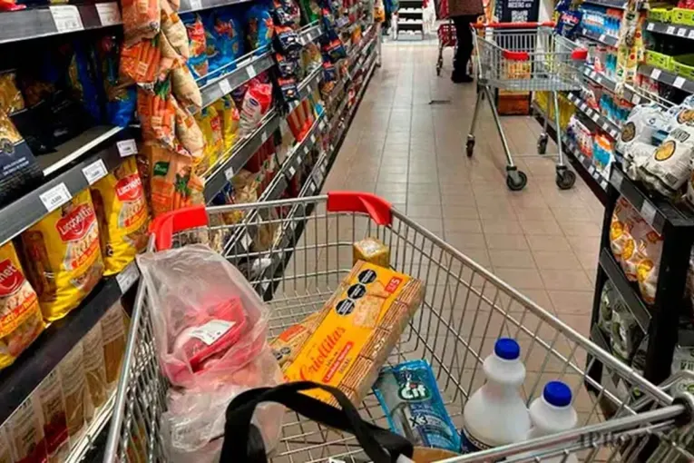 El consumo profundizó su caída en supermercados, mayoristas y centros comerciales