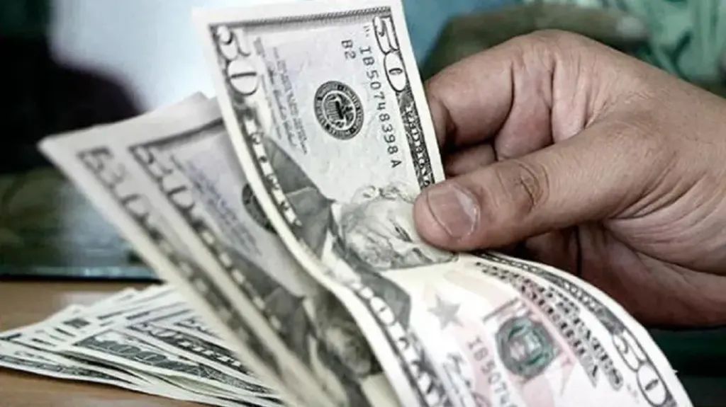 El dólar blue subió y acompañó la presión cambiaria tras el salto del mayorista: a cuánto cotiza