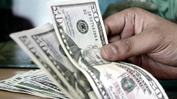 El dólar blue subió y acompañó la presión cambiaria tras el salto del mayorista: a cuánto cotiza