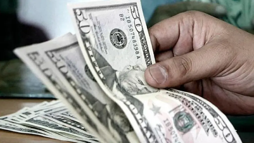 El dólar blue subió y acompañó la presión cambiaria tras el salto del mayorista: a cuánto cotiza