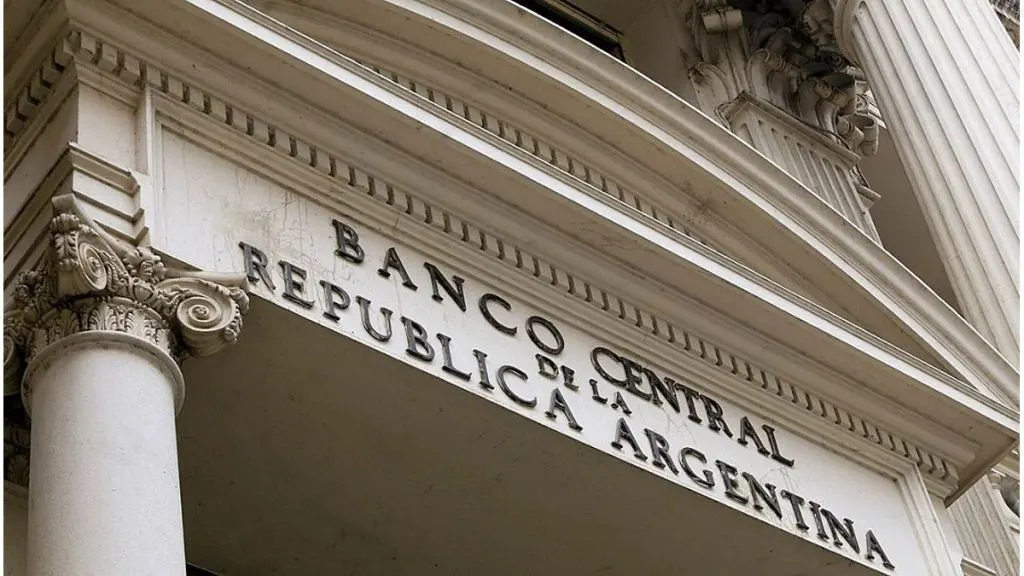 El dólar mayorista cayó por tercera jornada y se alejó de los 1.500 pesos