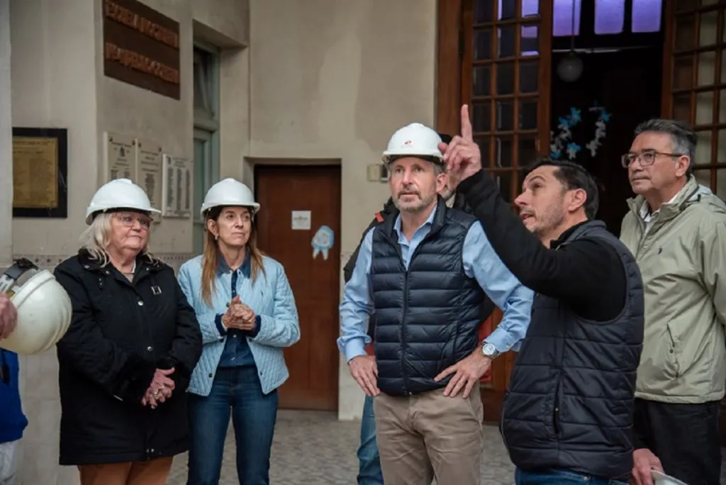 El gobernador recorrió en Diamante la obra de restauración de la Escuela Independencia