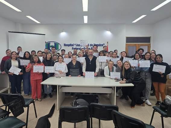 Entrega de certificados de capacitación en higiene y seguridad en el hospital urquiza