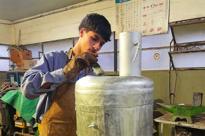 Estudiantes de Colón fabrican salamandras para familias que las necesitan
