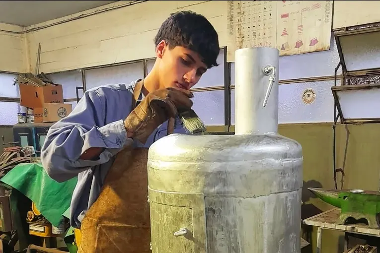 Estudiantes de escuela técnica fabrican salamandras con materiales reciclados para donar a familias