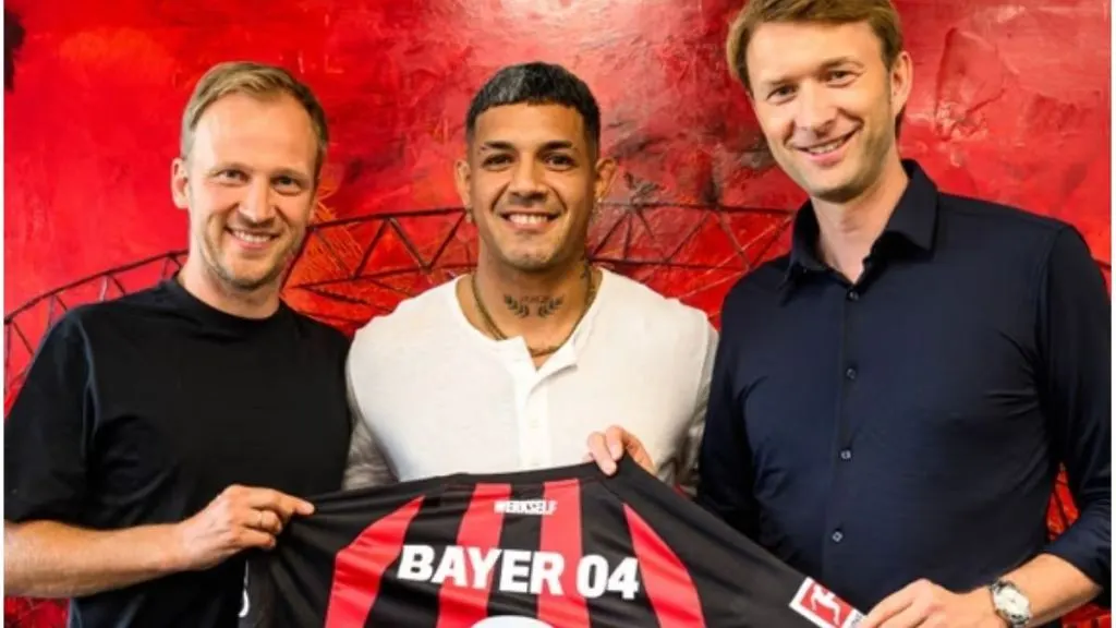 Facundo Medina fue presentado en Bayer Leverkusen