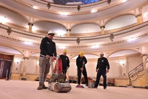 Finalizó la reconstrucción del piso de pinotea en el Teatro Gualeguaychú