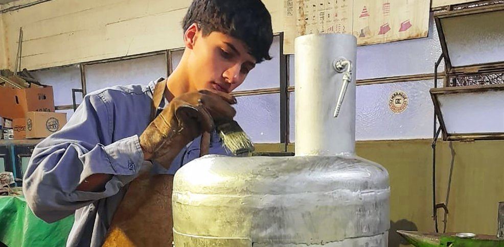 Formación y compromiso social: Con materiales reciclados, estudiantes de una escuela técnica entrerriana fabrican salamandras para donar a familias