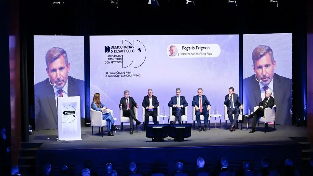 Frigerio defendió sus reformas en un foro de Clarín