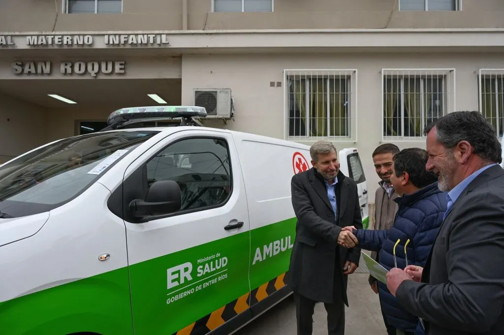 Frigerio entregó ambulancias y motos para reforzar el sistema sanitario