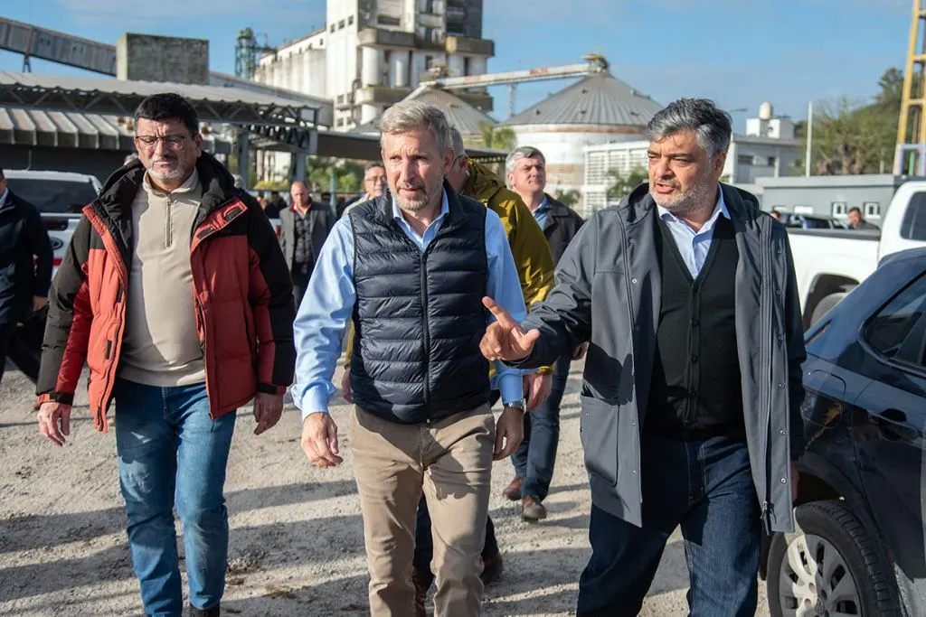 Frigerio recorrió el puerto que incorporó un convoy de barcazas que permitirá cargar unas 28.000 toneladas de soja