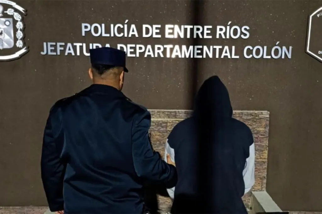 Fue a la Comisaría de la Mujer con un bebé para increpar a su ex y terminó detenido tras resistirse a la Policía