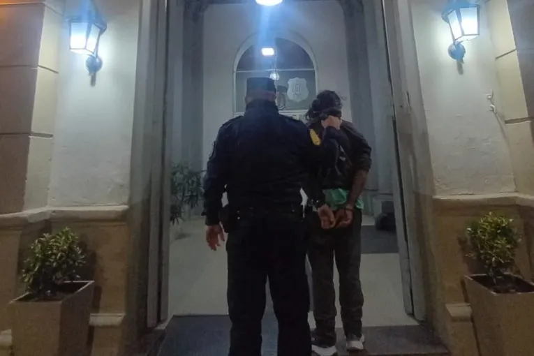 Fue a notificarlo por una orden judicial y terminó herido: detuvieron a un hombre de 54 años