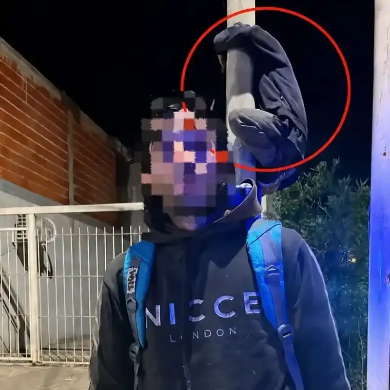 Fue sorprendido trepado a un poste de alumbrado público y quedó detenido por tentativa de hurto