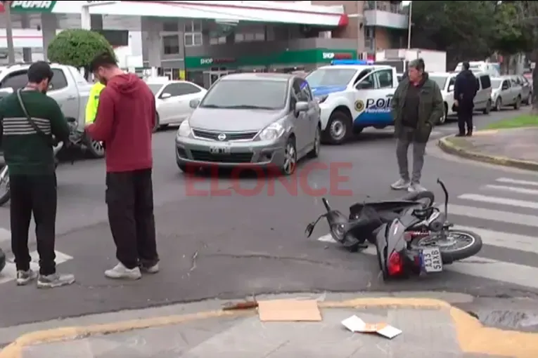 Fuerte accidente entre una moto y un auto en Paraná: una mujer resultó lesionada