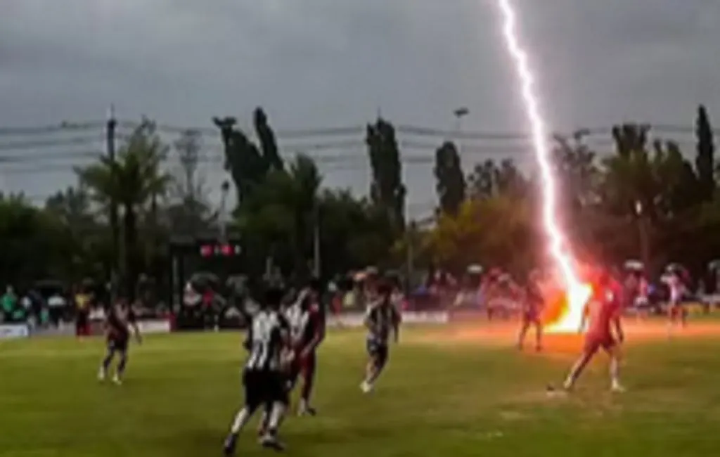 Futbolista murió tras ser alcanzado por un rayo en pleno partido