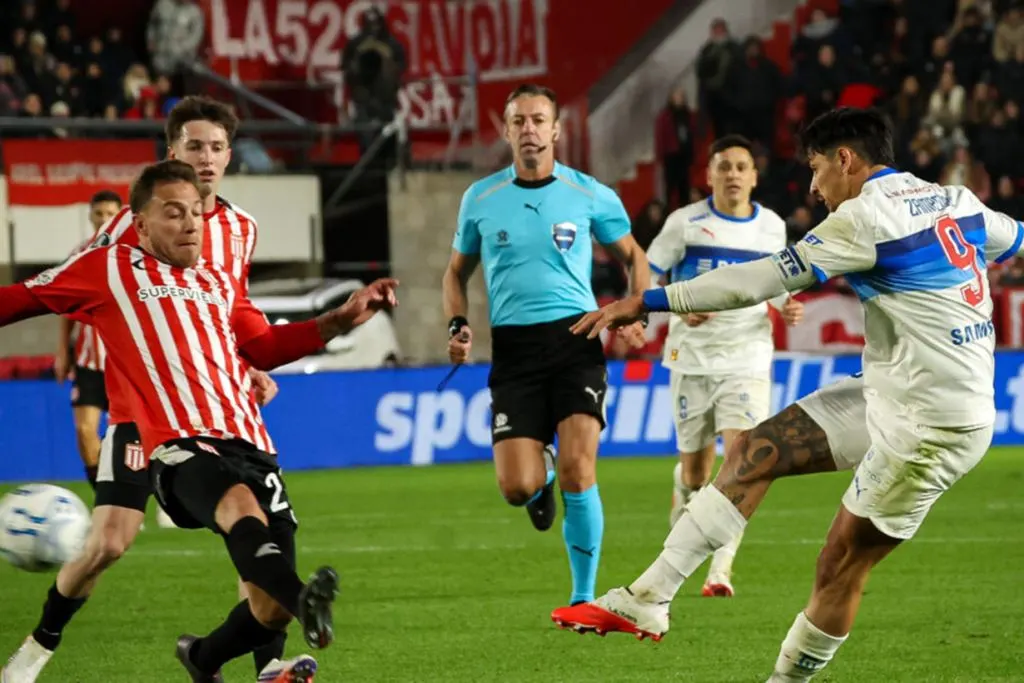 Hubo golazo del entrerriano Zampedri en el regreso de la Copa Libertadores