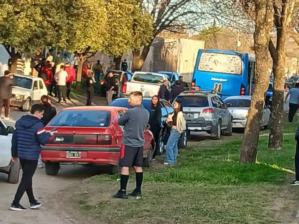 Incidentes en un partido de la B: arrojaron piedras contra el colectivo de Sporting y un jugador resultó herido