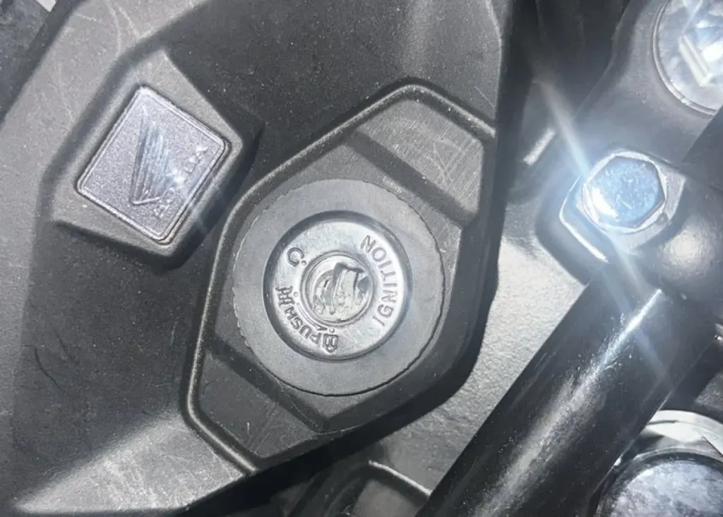 Intentaron robar una moto nueva y rompieron el tambor de arranque