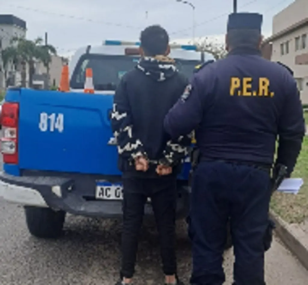 Intentó abrir un vehículo, sonó la alarma, se dio a la fuga y fue detenido