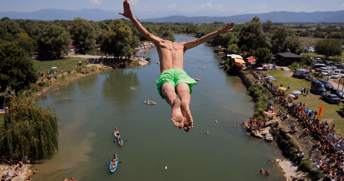 Kosovo: volvió el salto desde el puente de Fshajt