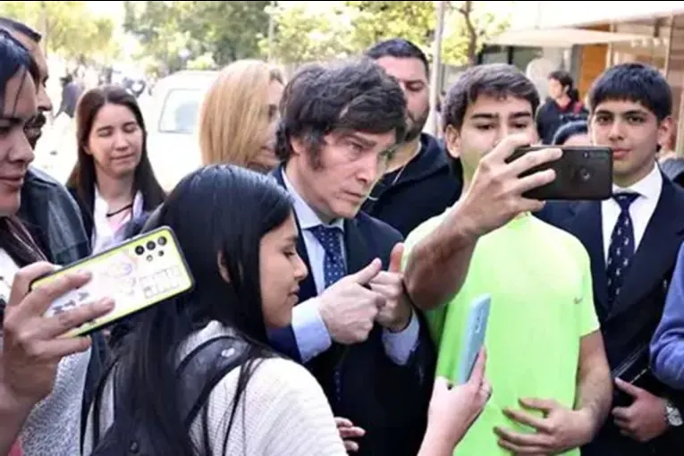 La advertencia de una consultora: «Un sector de los jóvenes que acompañó a Milei hoy está enojado o desencantado»