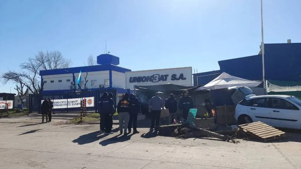 La empresa Unionbat todavía no abonó las indemnizaciones a los 100 trabajadores despedidos