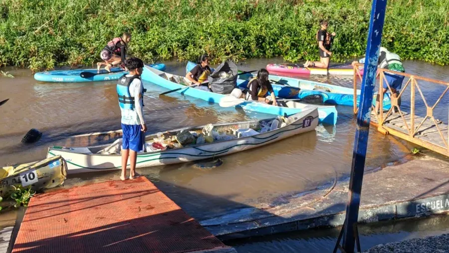 La Escuela Municipal de Canotaje realizó una jornada de limpieza en el río Paraná
