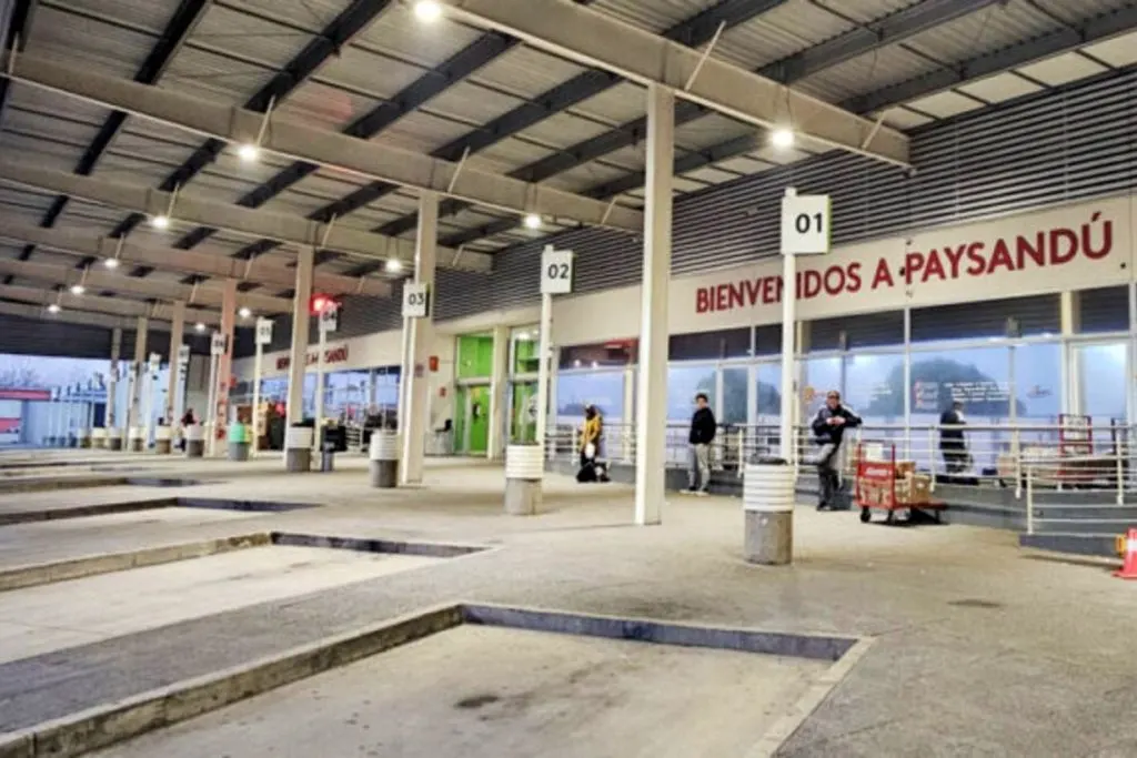 La terminal de Paysandú escalonará la llegada de ómnibus ante la visita de León XIV y prevé un movimiento inédito
