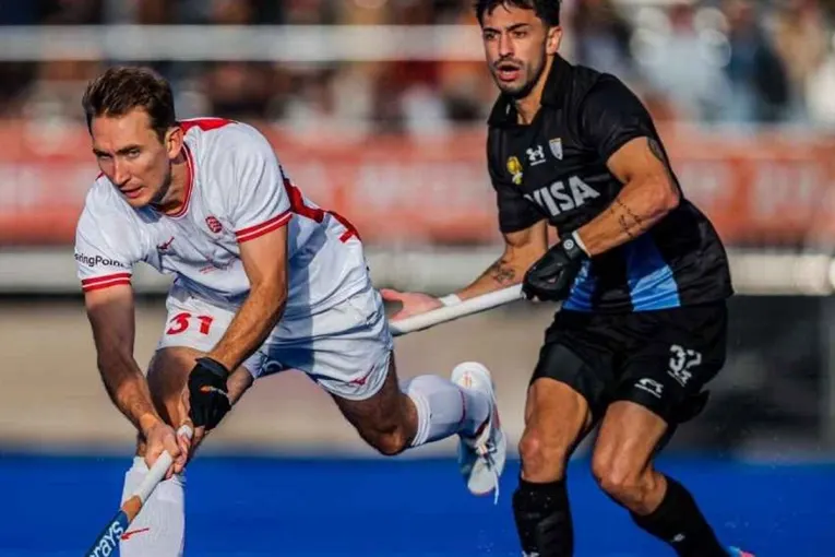 Los Leones vencieron a Inglaterra con un hat-trick de Doménech y sueñan con las semifinales