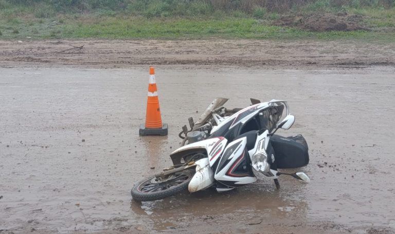 Madre e hijo cayeron de una moto sobre la Av. Padre Gallay