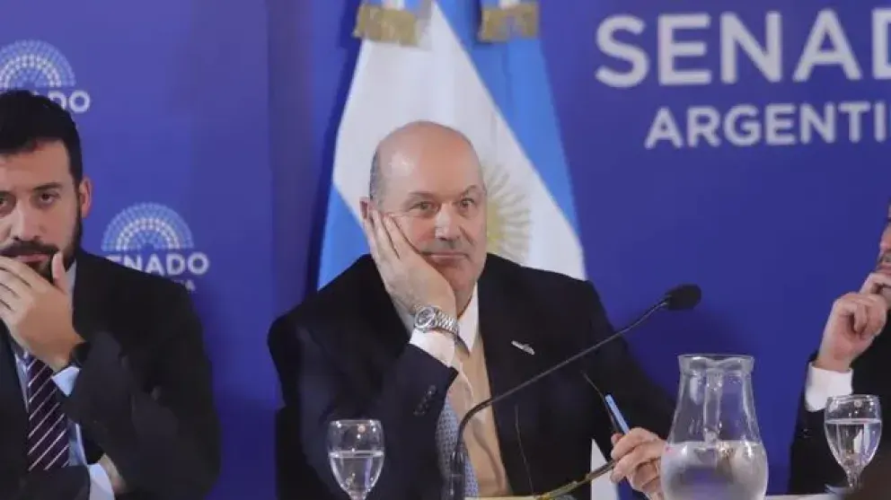 Milei sostiene a Federico Sturzenegger, pero el Congreso pone en pausa su agenda desreguladora