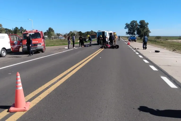Motociclista sufrió lesiones de consideración tras chocar con un auto en la Ruta 12