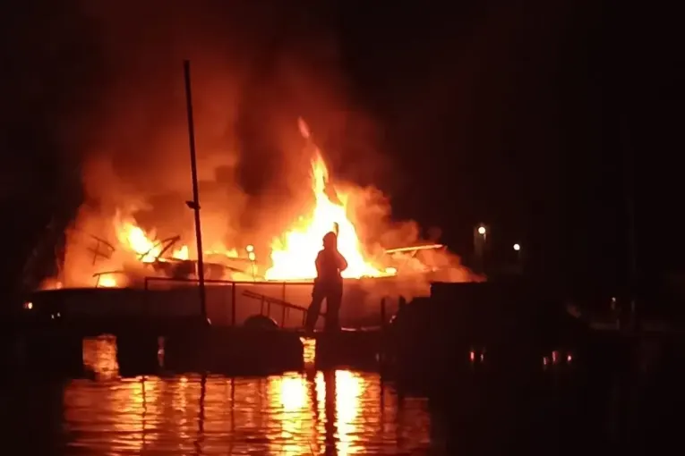 Murió el hombre que sufrió severas quemaduras al explotar su embarcación en playa Papaya