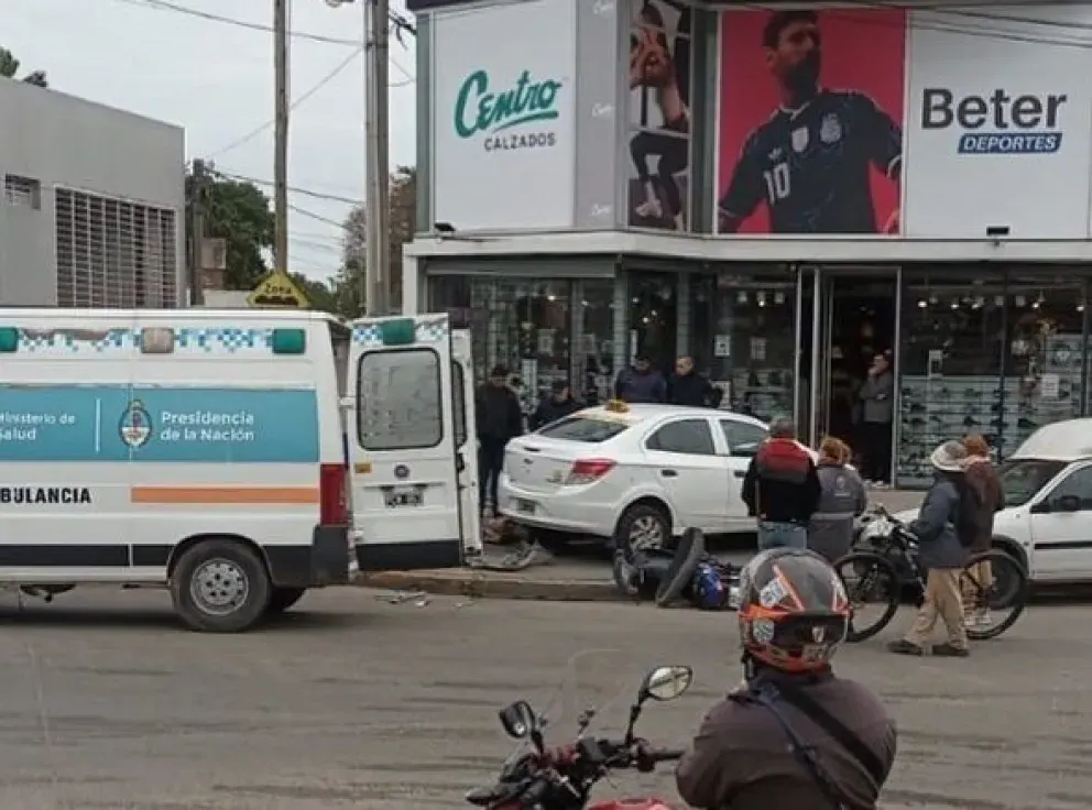 Murió un taxista en Paraná tras descompensarse, subir a la vereda y chocar una moto: revelan identidad