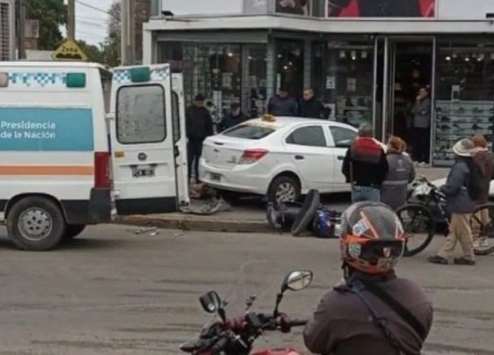 Murió un taxista tras descompensarse y chocar una moto estacionada en Paraná