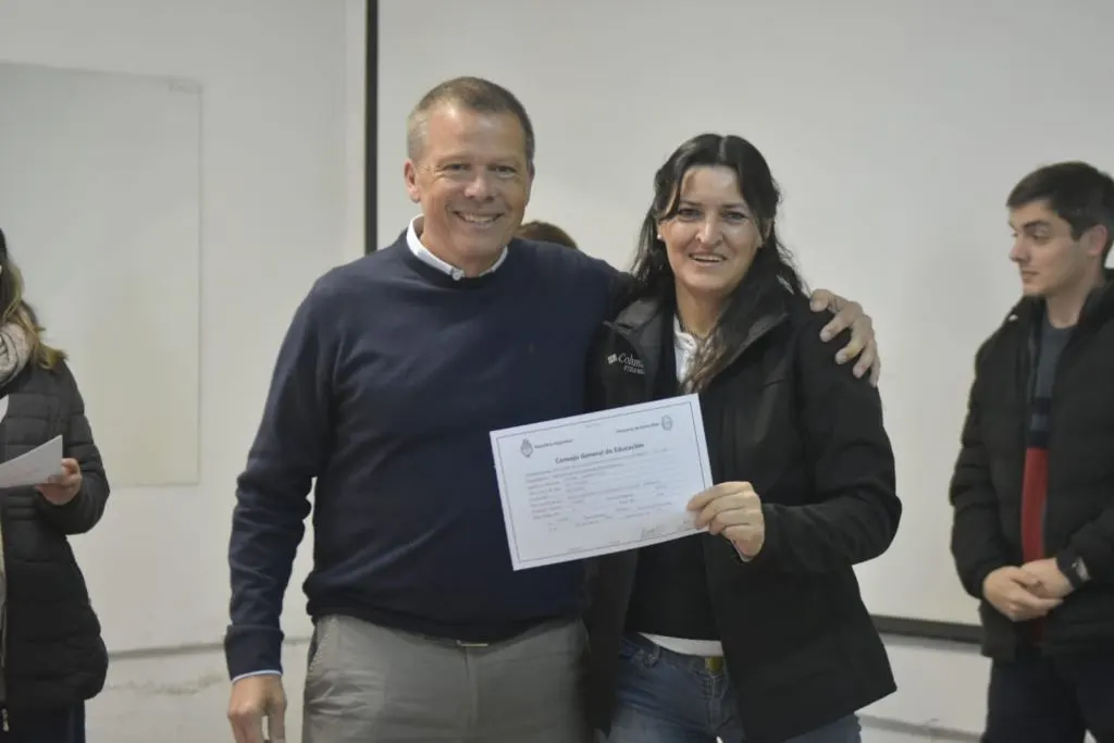 Nuevos profesionales recibieron sus certificados tras completar la capacitación en Peluquería