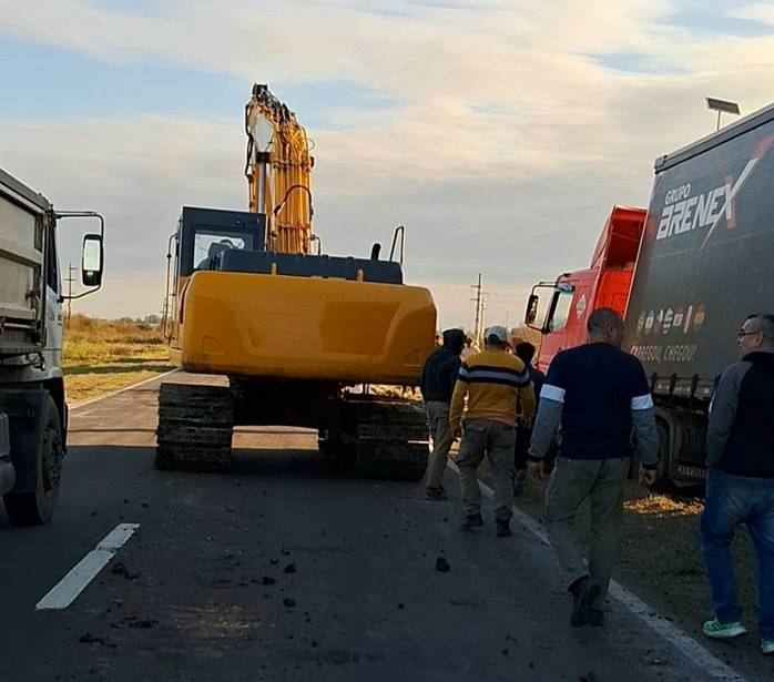 Operativo de prevención en la ruta nacional 127 para sacar un camión atascado en la banquina