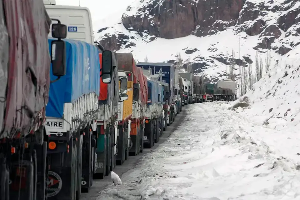 Por la nieve y las fuertes ráfagas, ya son más de 3.000 los camiones varados por el cierre de pasos a Chile