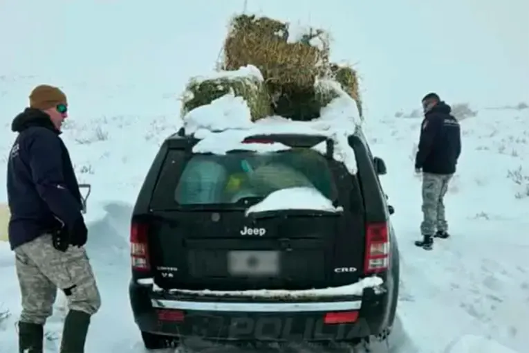 Rescataron a una familia que quedó más de un día aislada por la nieve