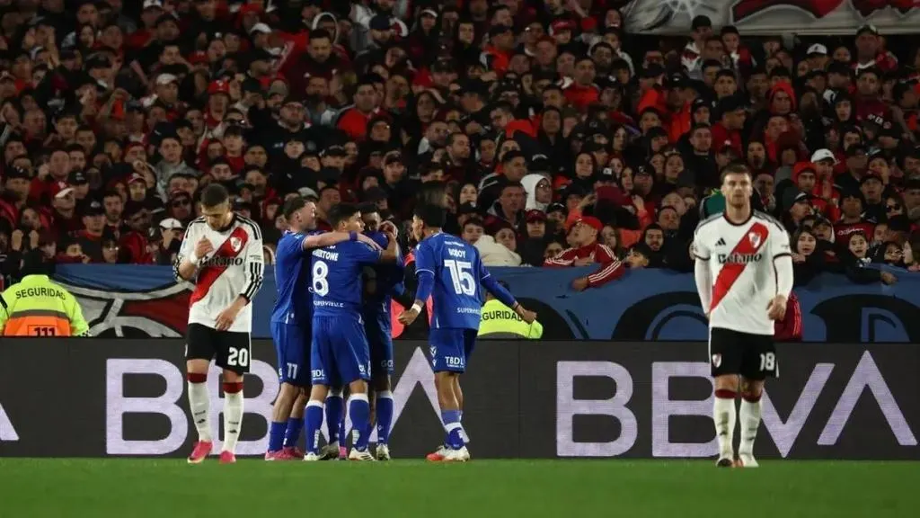 River no pudo sostener la ventaja de dos goles y empató con Vélez en el Monumental